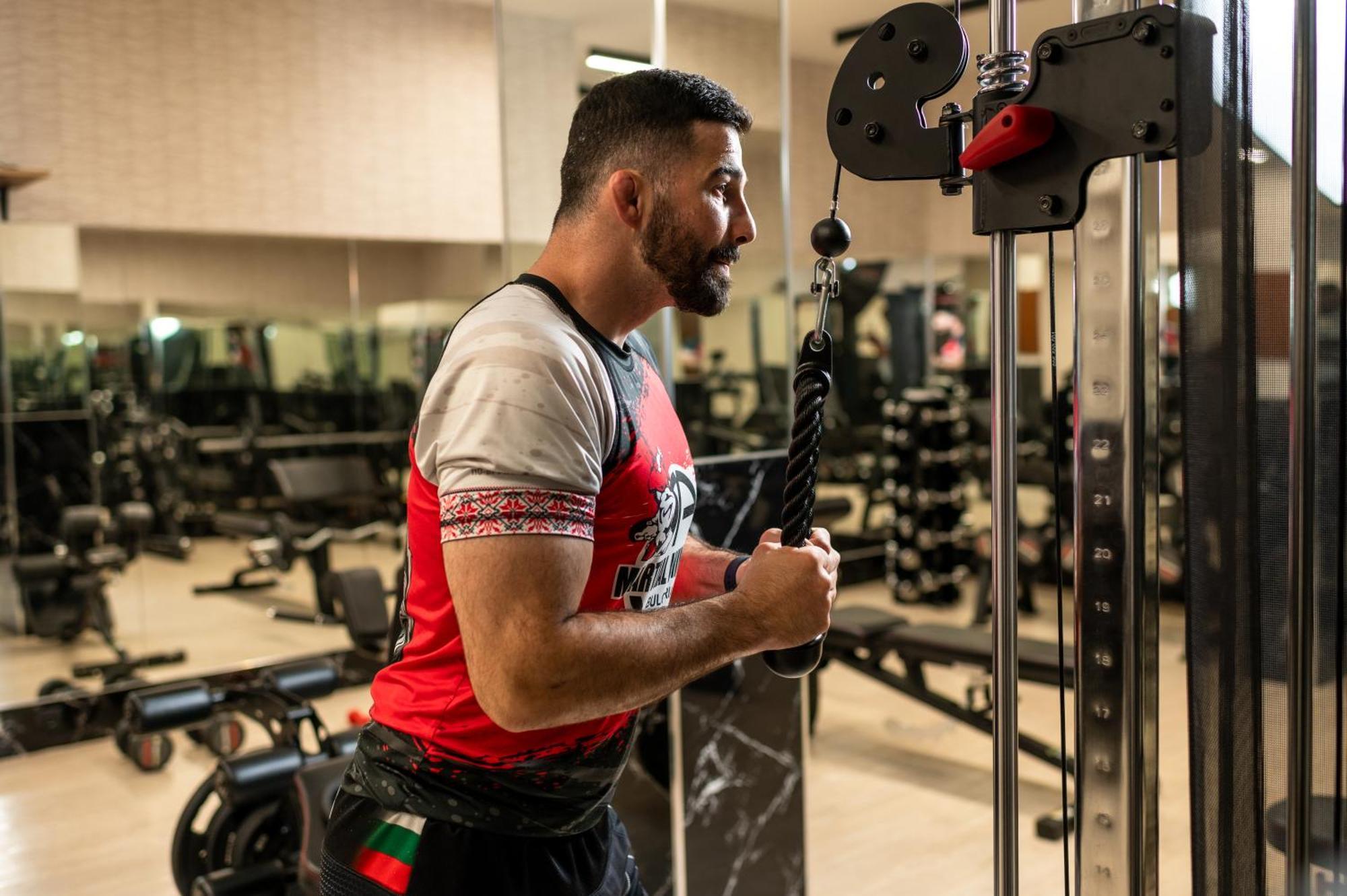 Santé SPA Hotel Velingrado Exterior foto A bodybuilder training at the gym